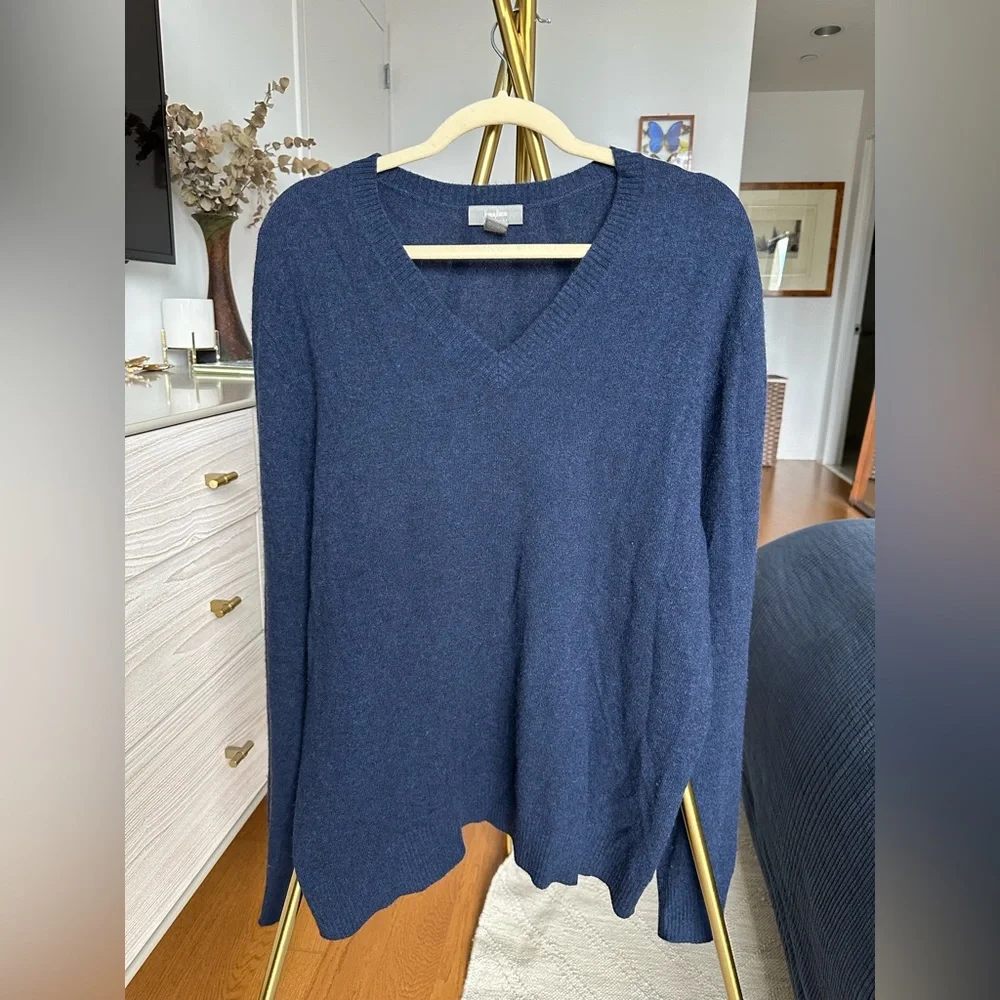 Neiman Marcus Men’s Blue Cashmere V-Neck Pullover Sweater - Picture 1 of 7